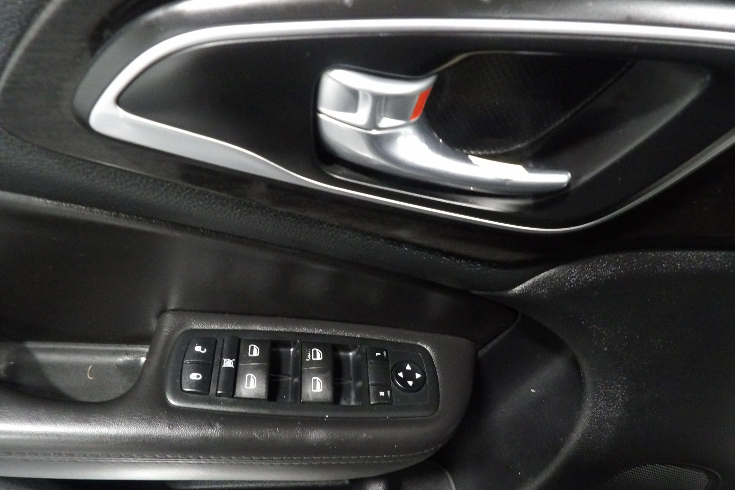 Used 2015 Chrysler 200 C w/ Navigation & Sound Group I image 7