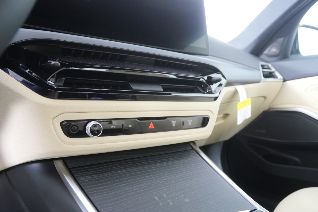 New 2026 BMW 330i Sedan w/ M Sport Package RWD image 21