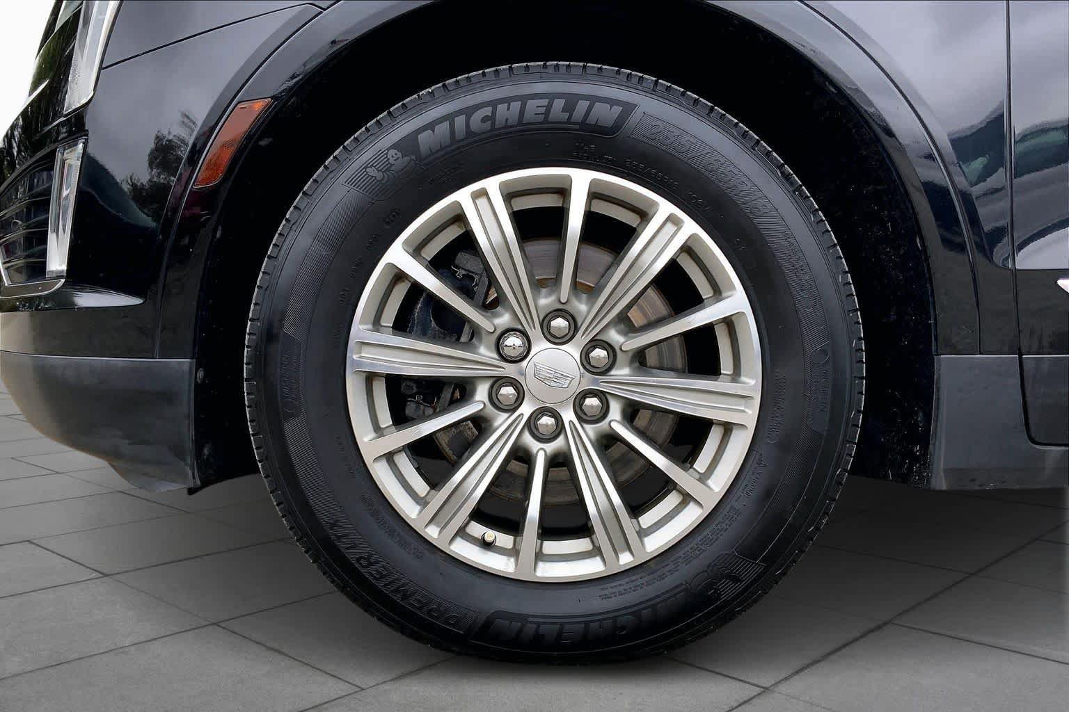 Used 2018 Cadillac XT5 Luxury w/ Driver Awareness Package FWD image 9