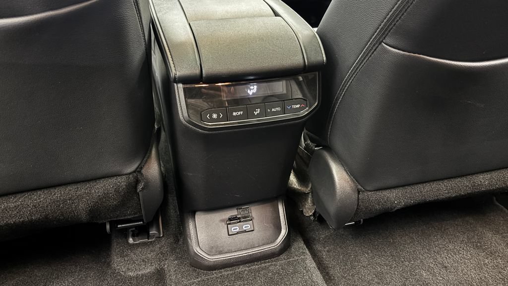 Used 2025 Toyota Highlander XLE AWD/4WD image 32