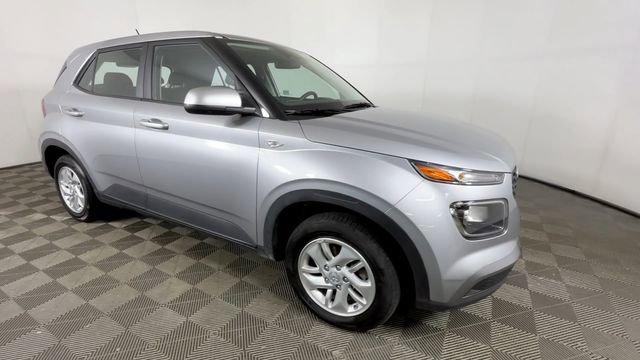 Used 2025 Hyundai Venue SE FWD image 2