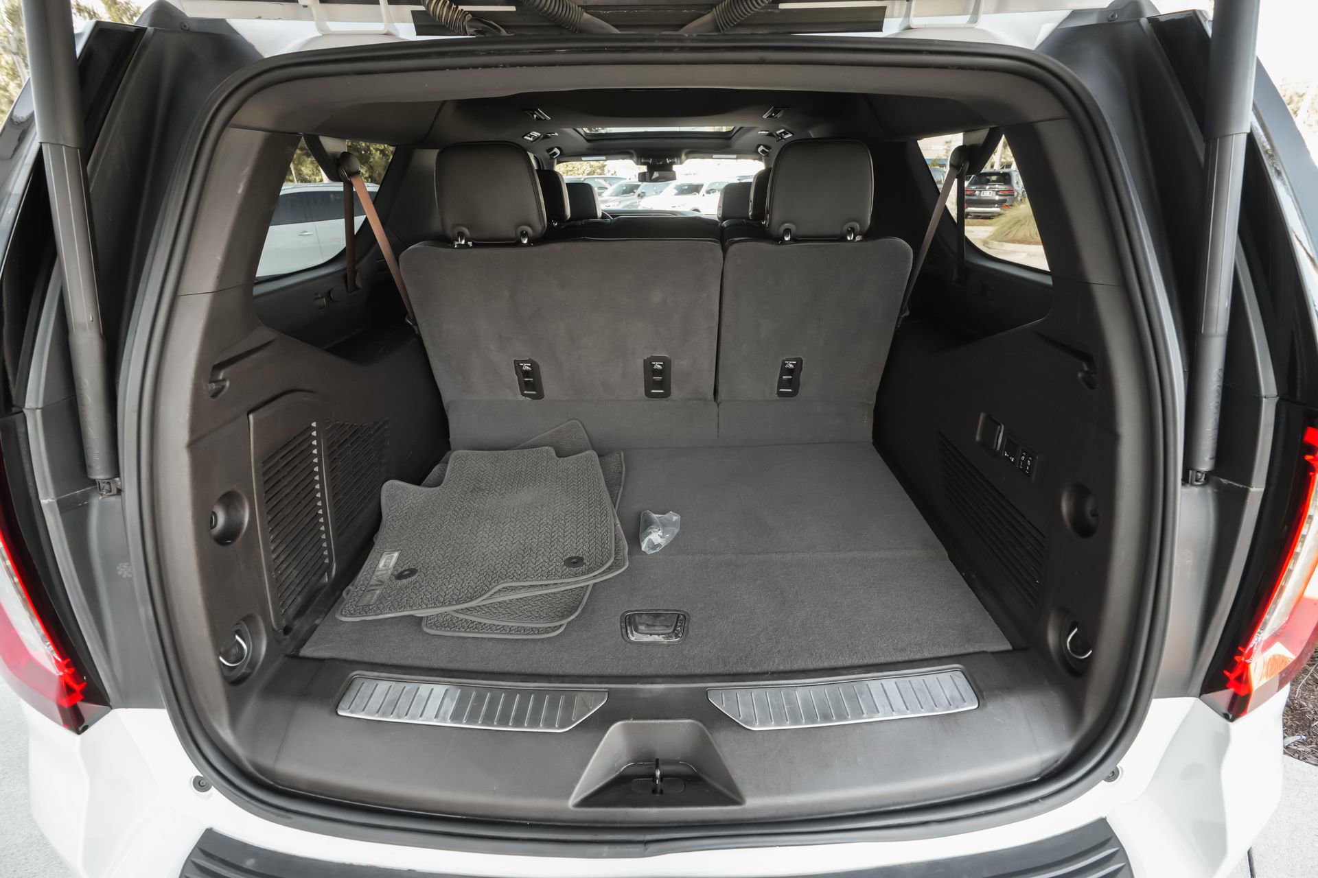 Used 2024 GMC Yukon XL Denali image 41