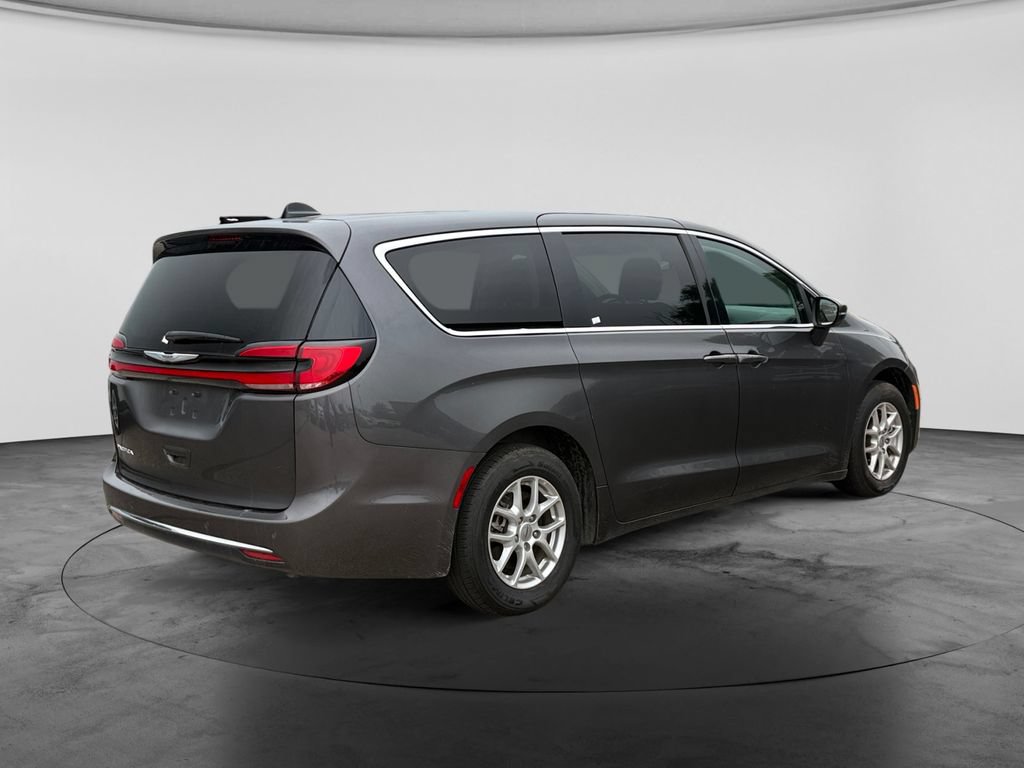 Used 2023 Chrysler Pacifica Touring-L FWD image 9