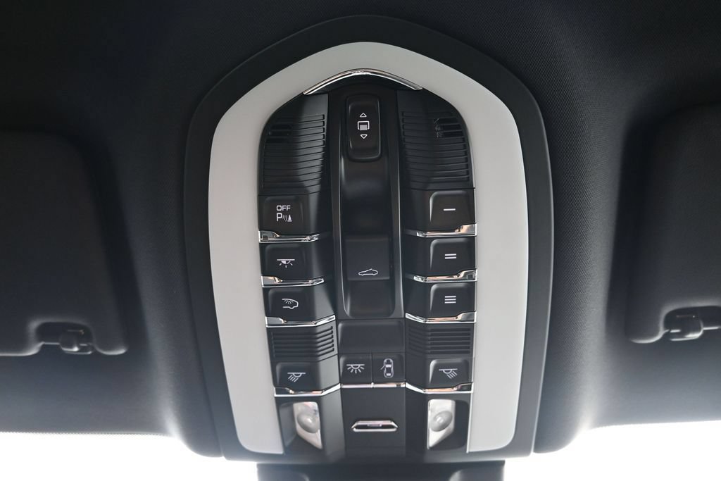 Certified 2024 Porsche Macan AWD/4WD image 23
