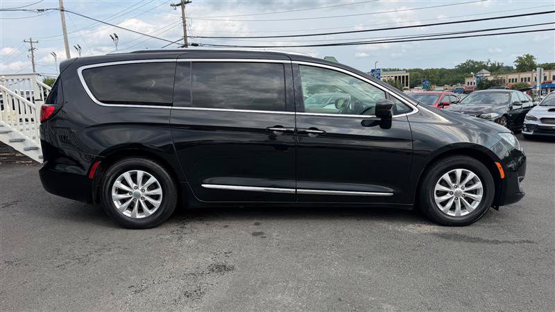 Used 2018 Chrysler Pacifica Touring-L FWD image 7