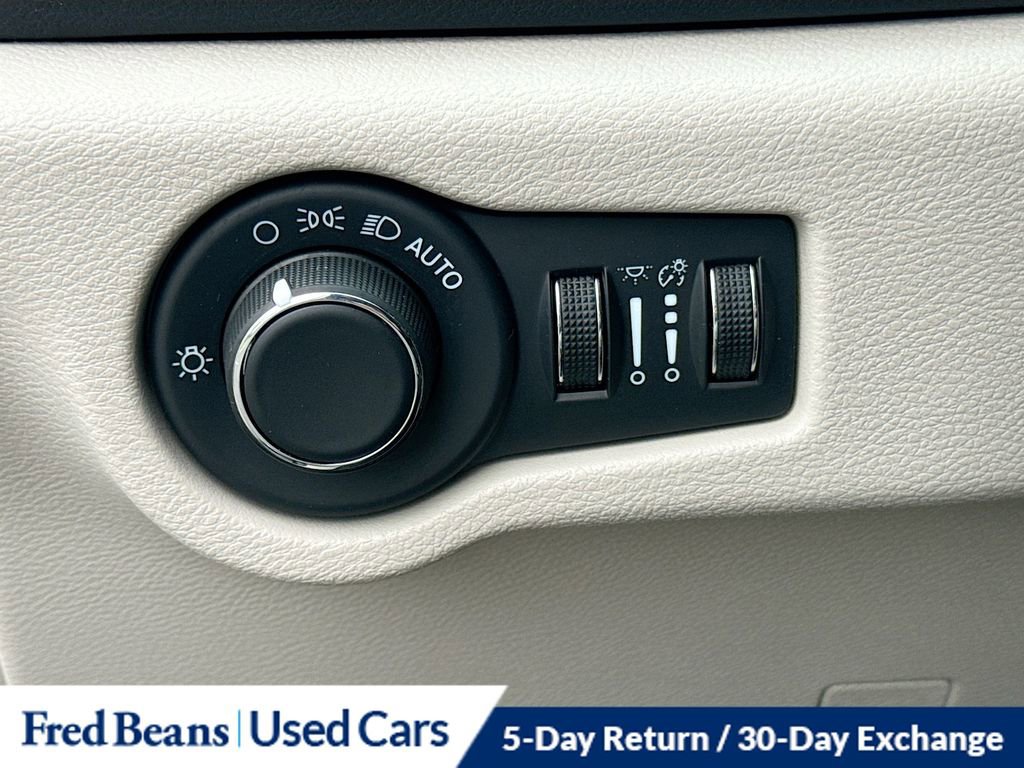 Used 2022 Chrysler Voyager LX image 12