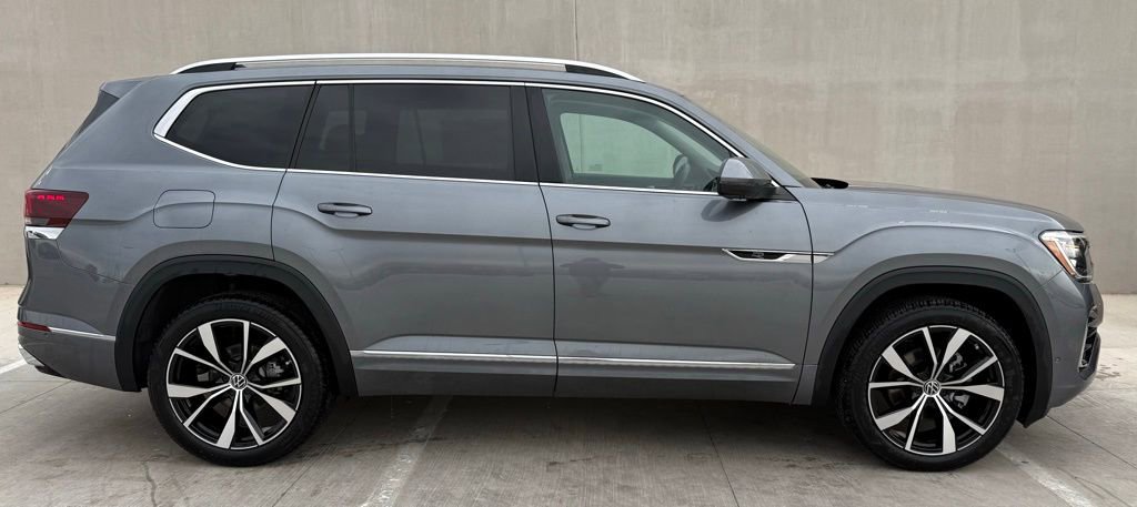 Certified 2025 Volkswagen Atlas SEL Premium R-Line image 3