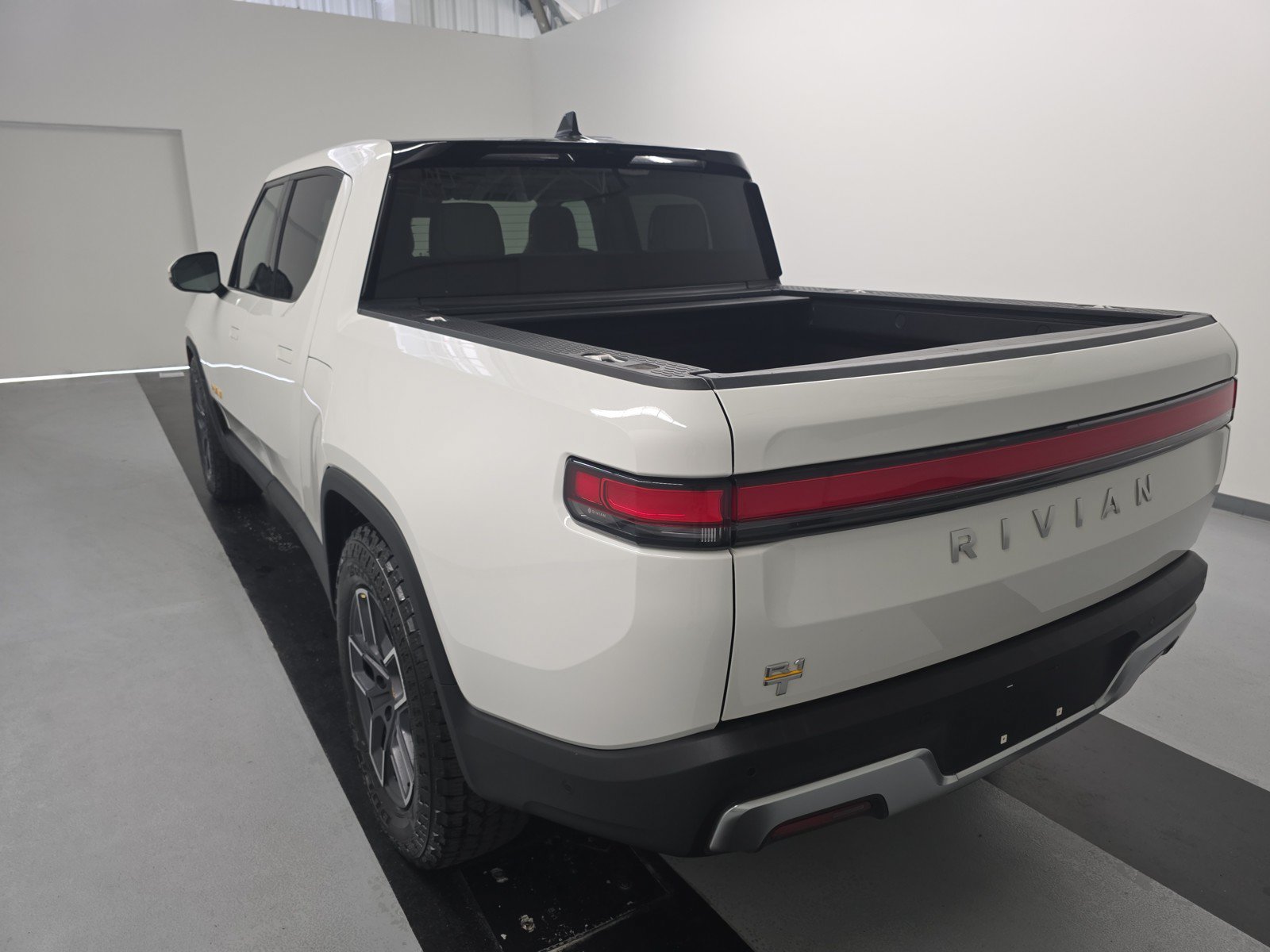 Used 2023 Rivian R1T Adventure AWD/4WD image 3