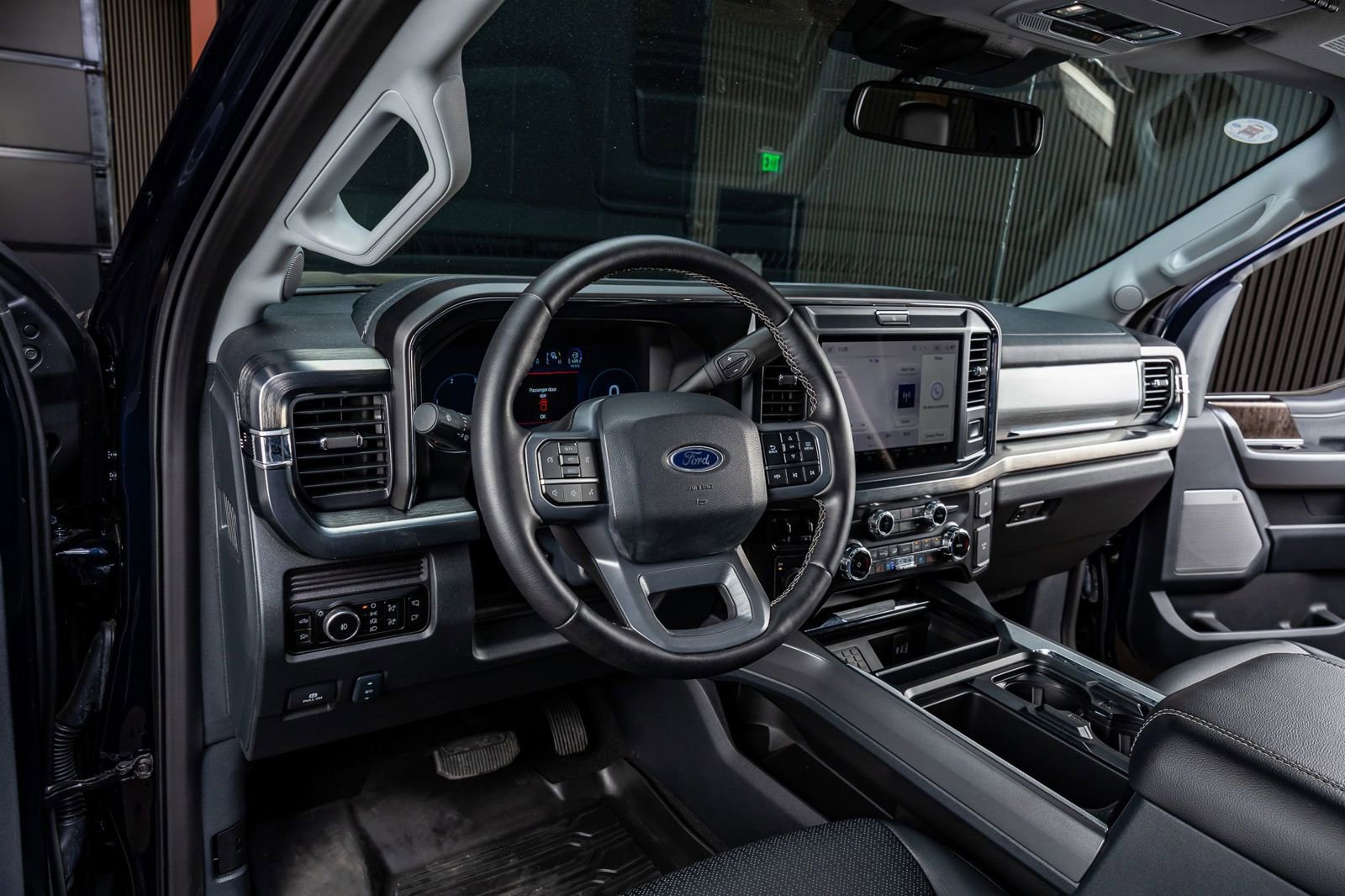 Used 2025 Ford F350 Lariat w/ Black Appearance Package image 17