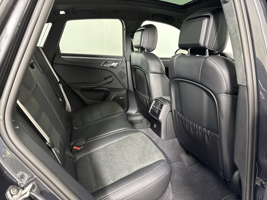 Certified 2025 Porsche Macan GTS AWD/4WD image 24