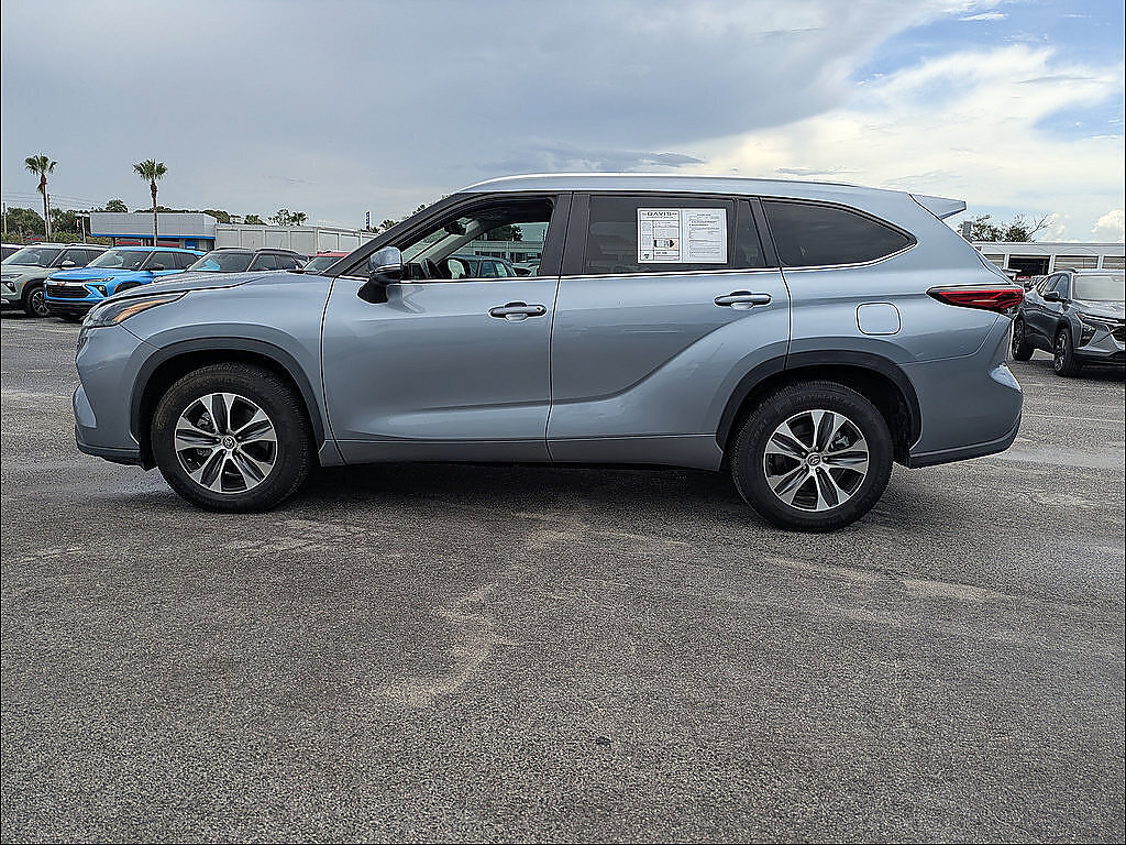 Used 2023 Toyota Highlander XLE FWD image 5