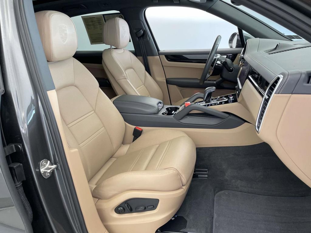 Used 2023 Porsche Cayenne Platinum Edition AWD/4WD image 19