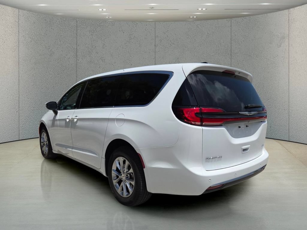 Used 2023 Chrysler Pacifica Touring-L AWD/4WD image 7