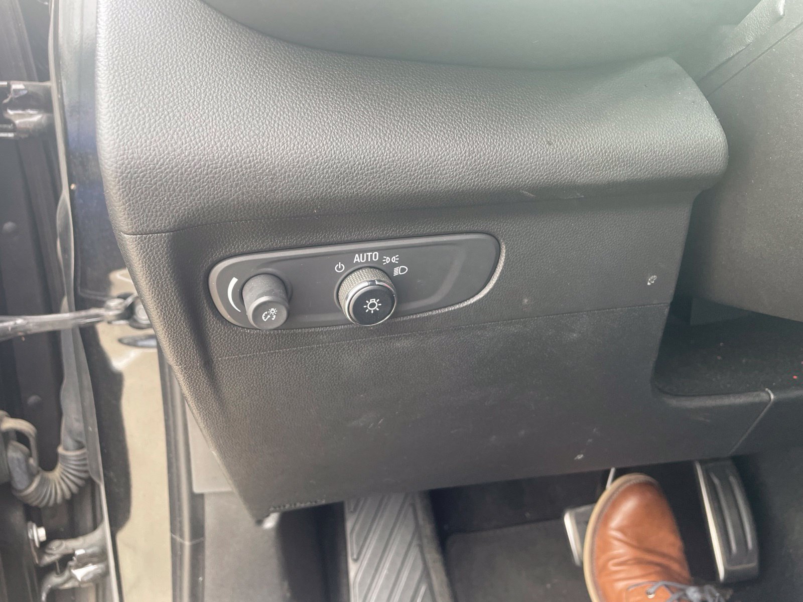 Used 2023 Buick Envision Essence w/ Sport Touring Package FWD image 5