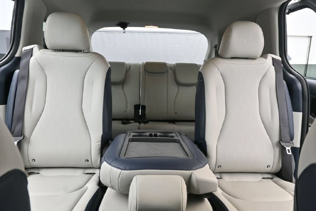 Used 2025 Kia Carnival EX FWD image 38
