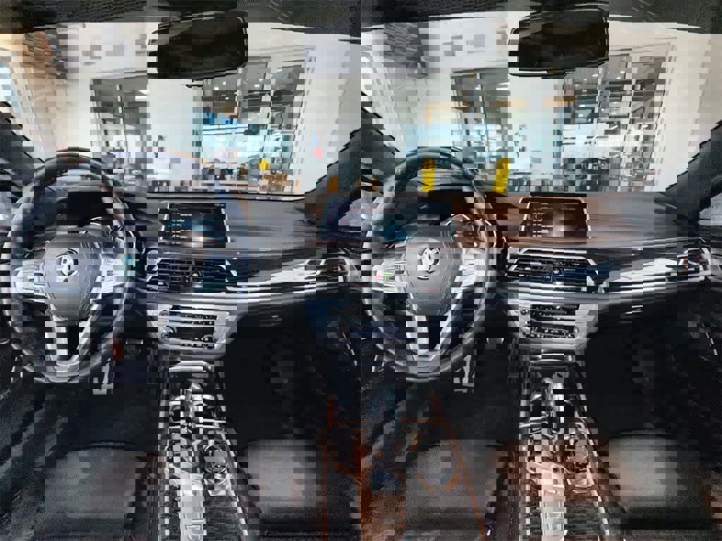 Used 2018 BMW 750i xDrive image 15