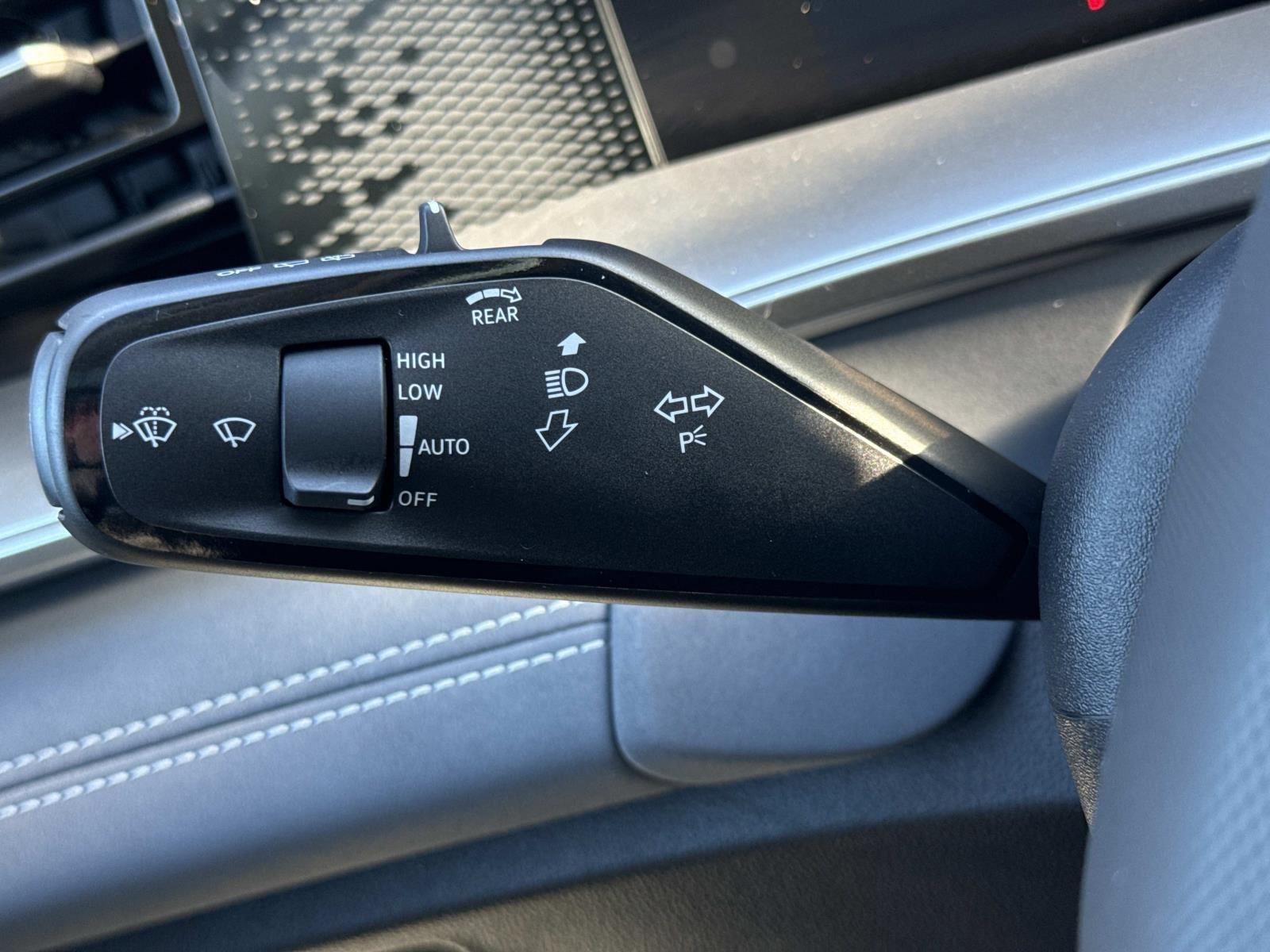 Used 2025 Volkswagen Tiguan SE image 9