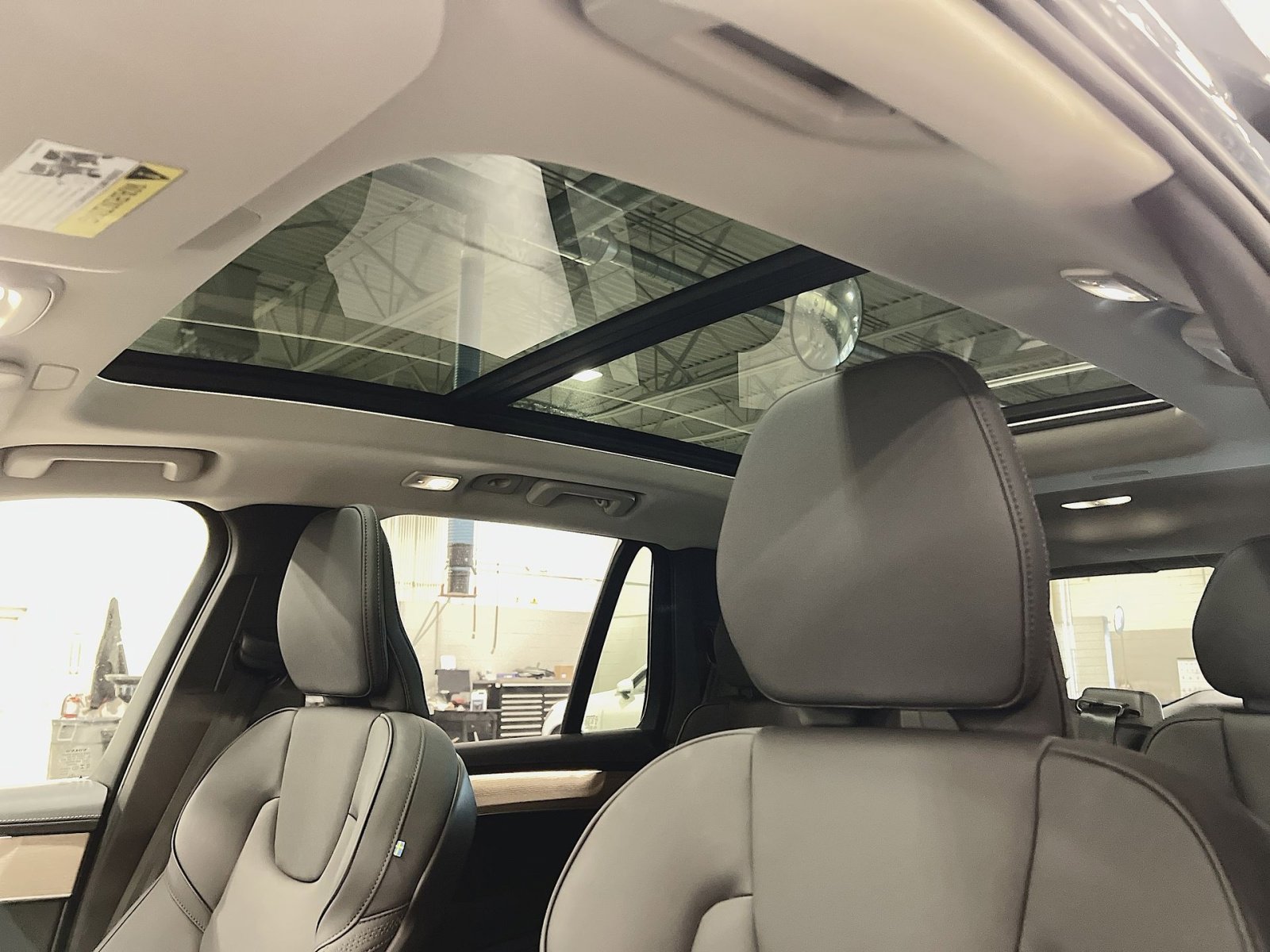 Used 2025 Volvo XC90 B6 Plus image 24