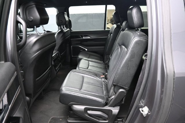 Used 2024 Jeep Wagoneer L Series III w/ Flexible Seating Group AWD/4WD image 11