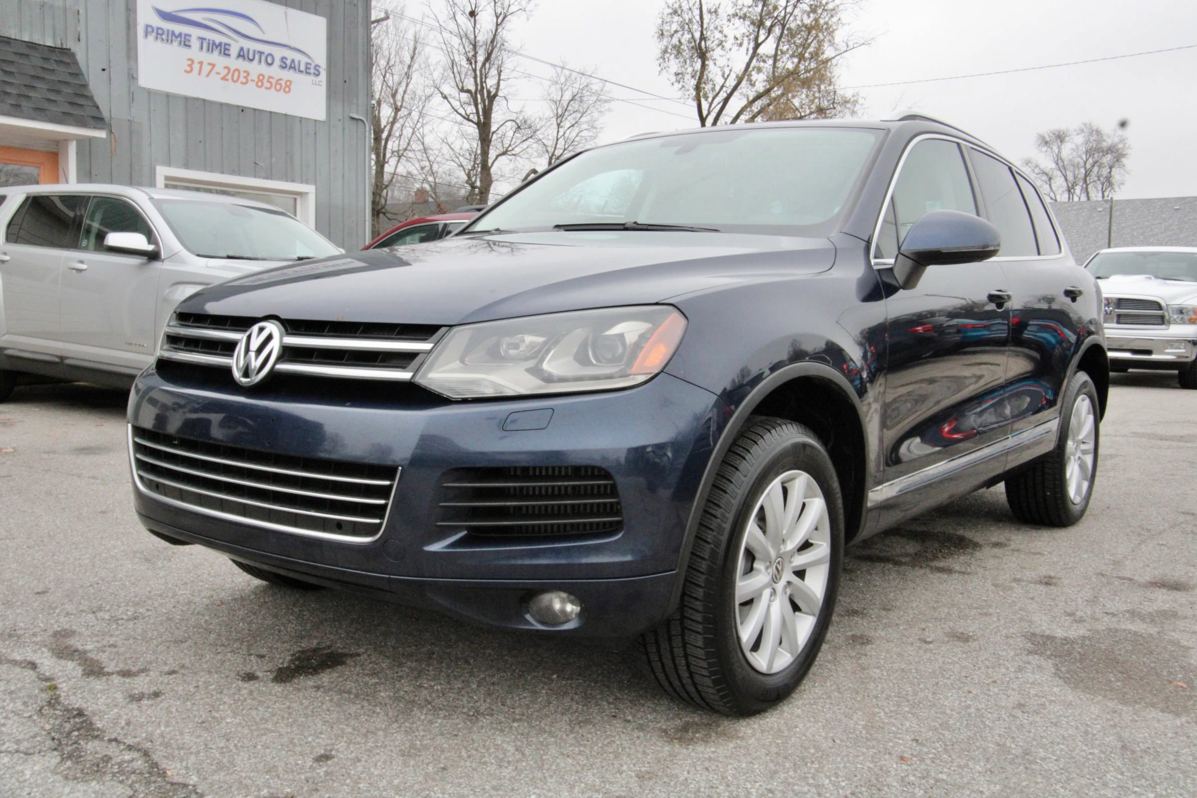 Used 2011 Volkswagen Touareg Sport image 1