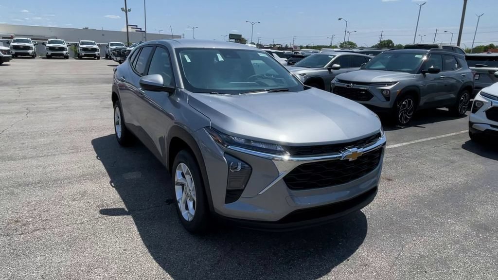 New 2026 Chevrolet Trax LS w/ LS Convenience Package FWD image 4