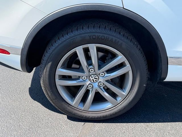 Used 2016 Volkswagen Touareg Sport AWD/4WD image 10