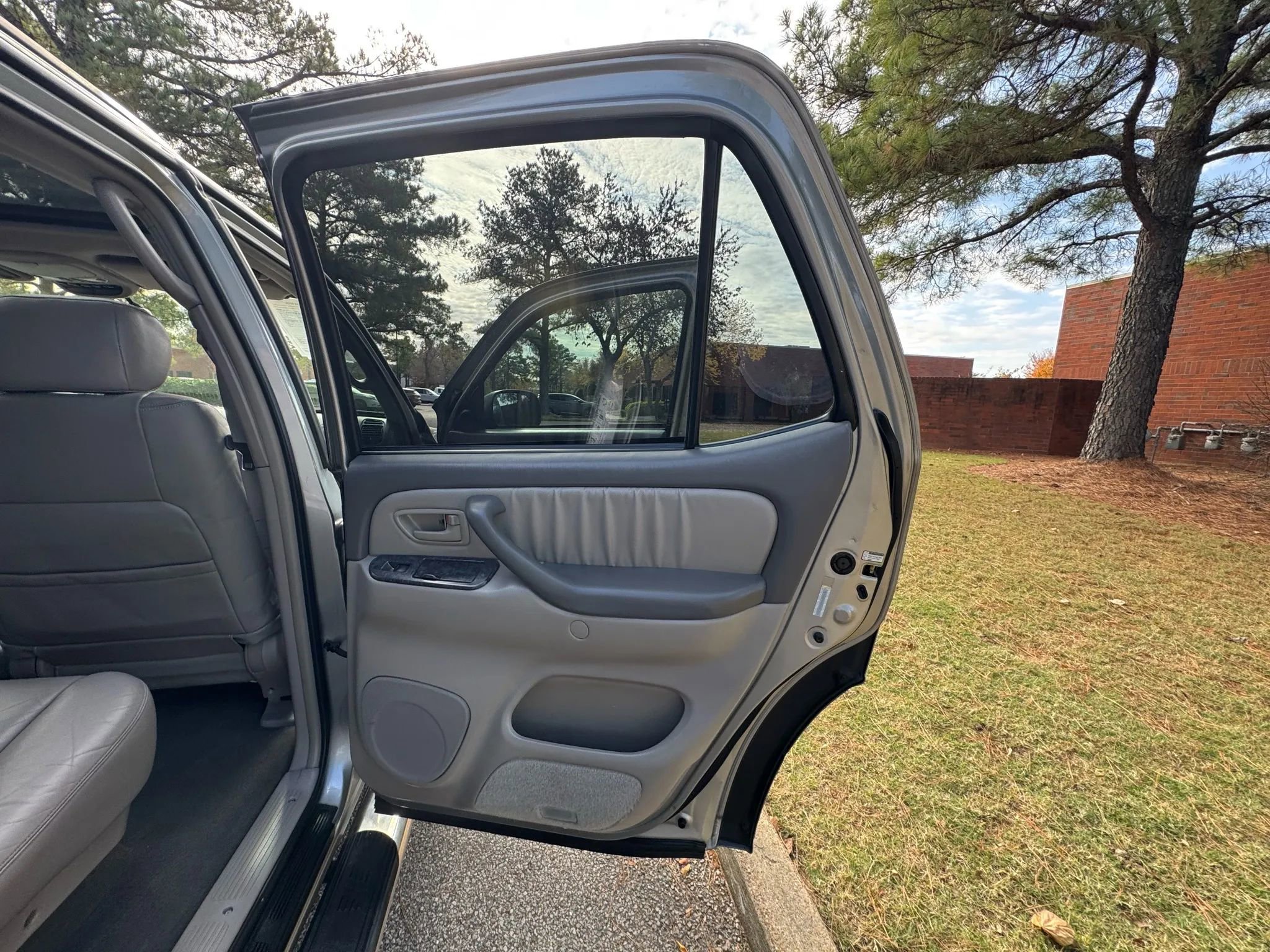 Used 2004 Toyota Sequoia Limited image 31