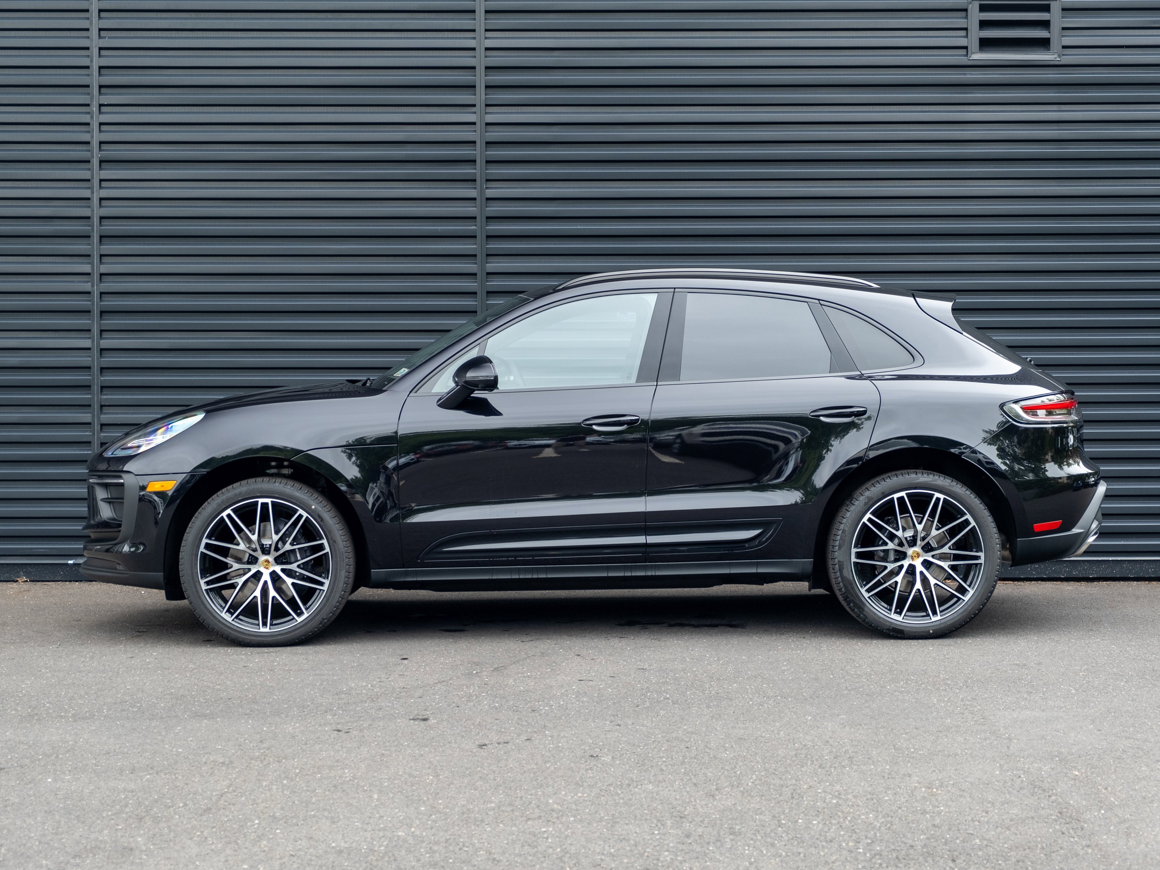 Certified 2025 Porsche Macan image 2