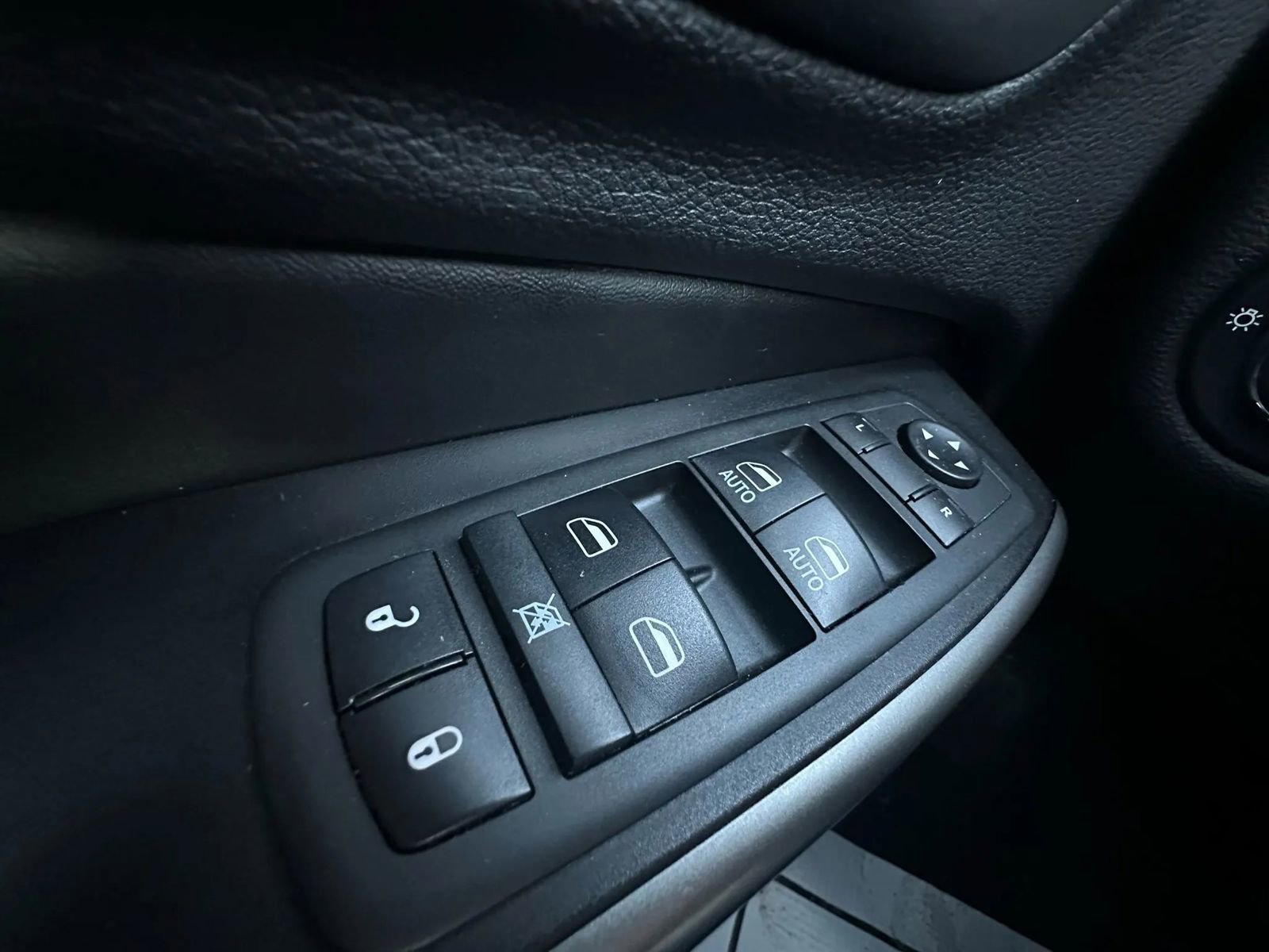 Used 2020 Jeep Cherokee Limited image 17