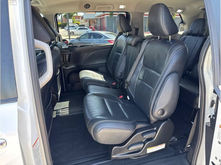 Used 2015 Toyota Sienna SE w/ SE Preferred Package FWD image 17