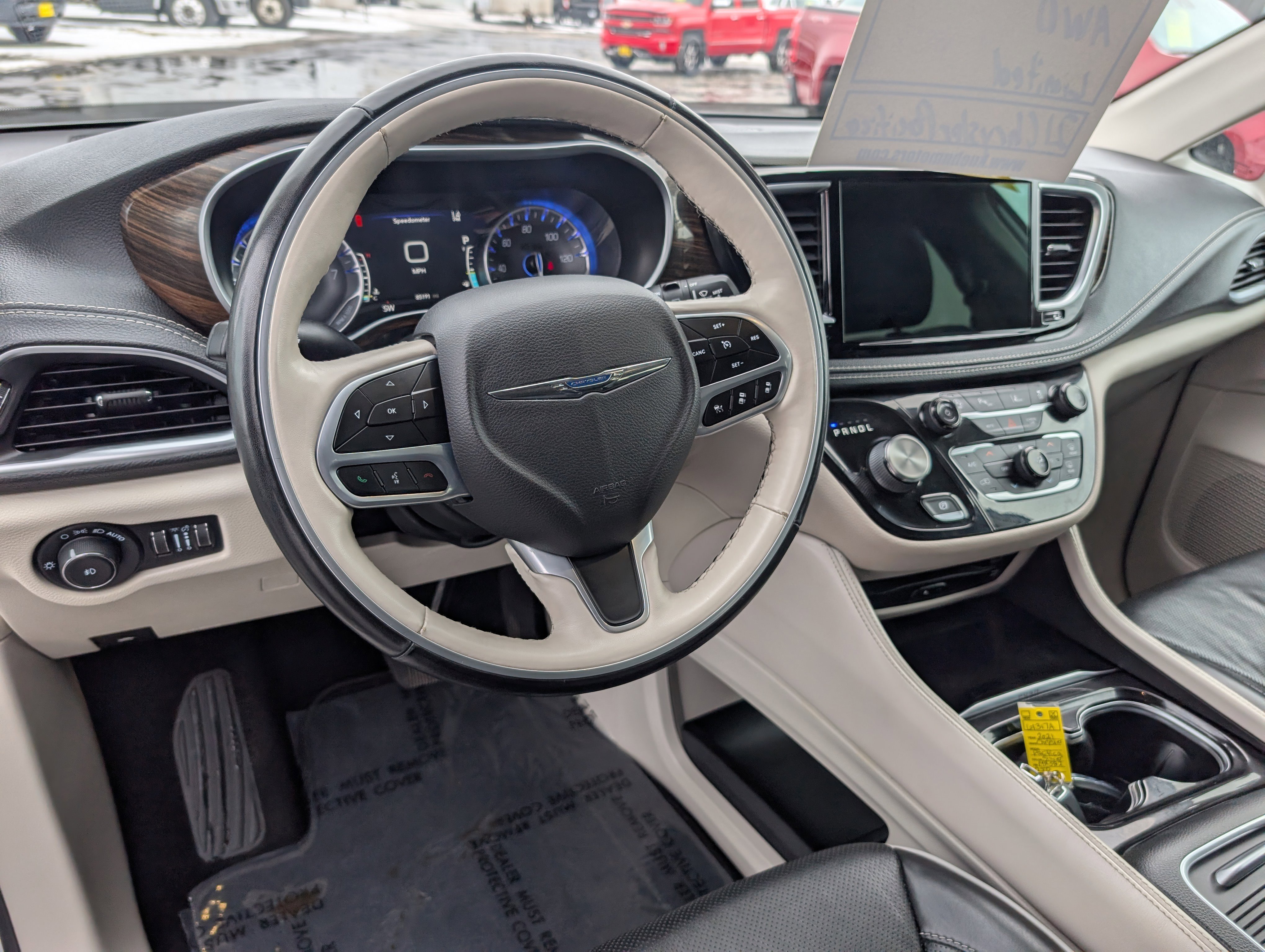 Used 2021 Chrysler Pacifica Limited w/ Uconnect Theater Family Group image 13