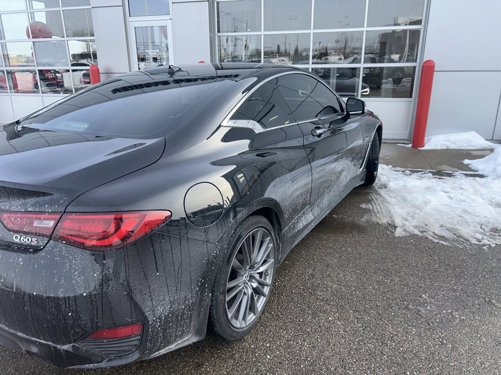 Used 2017 INFINITI Q60 Red Sport 400 image 4