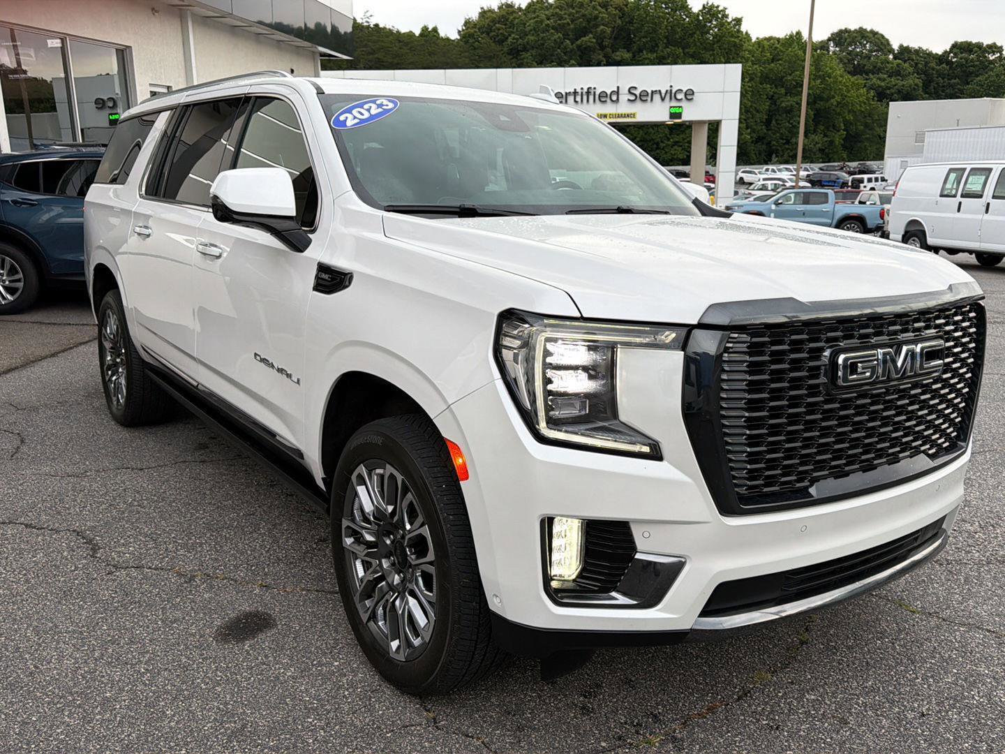 Used 2023 GMC Yukon XL Denali Ultimate AWD/4WD image 3