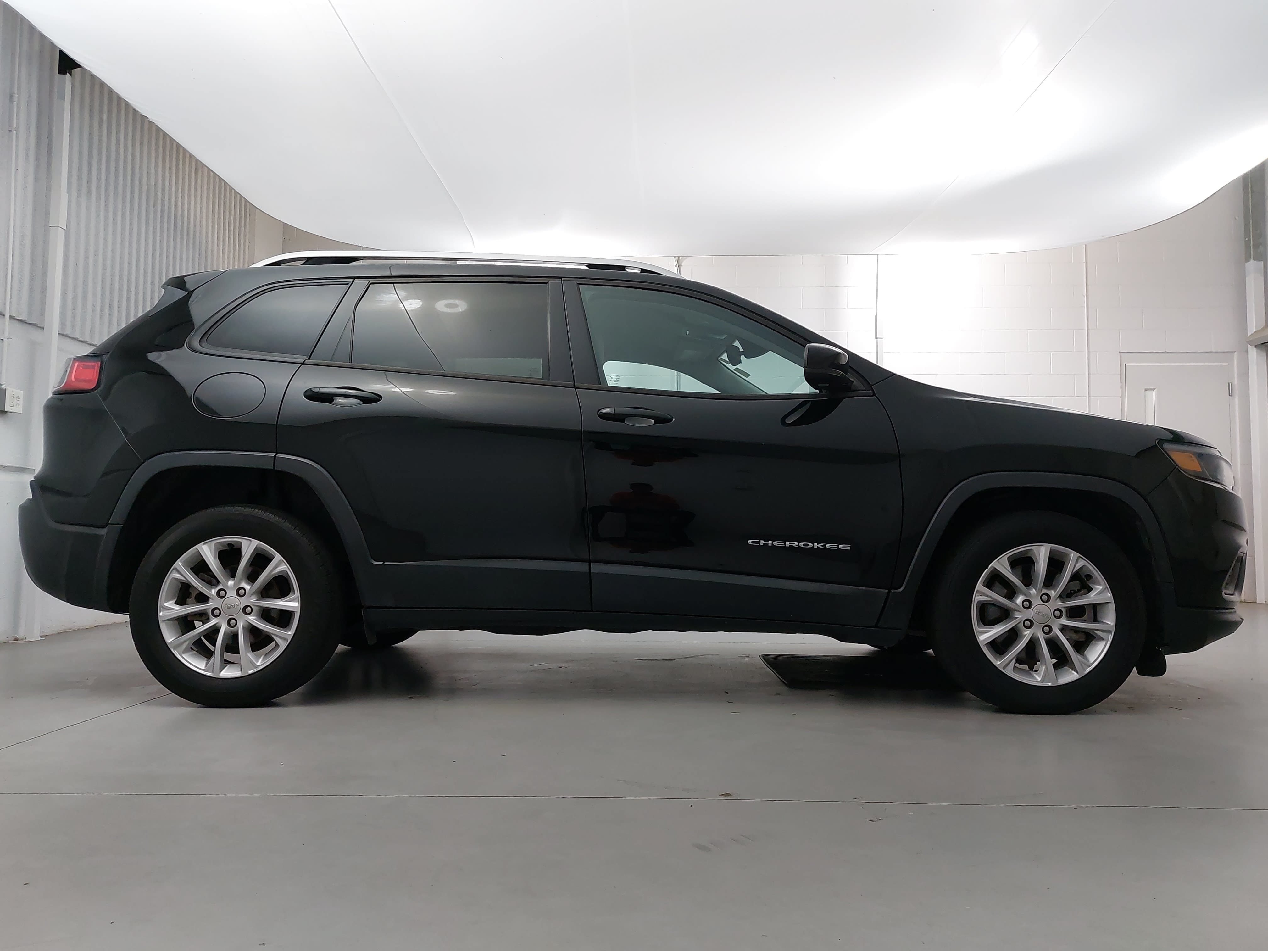 Used 2021 Jeep Cherokee Latitude FWD image 8
