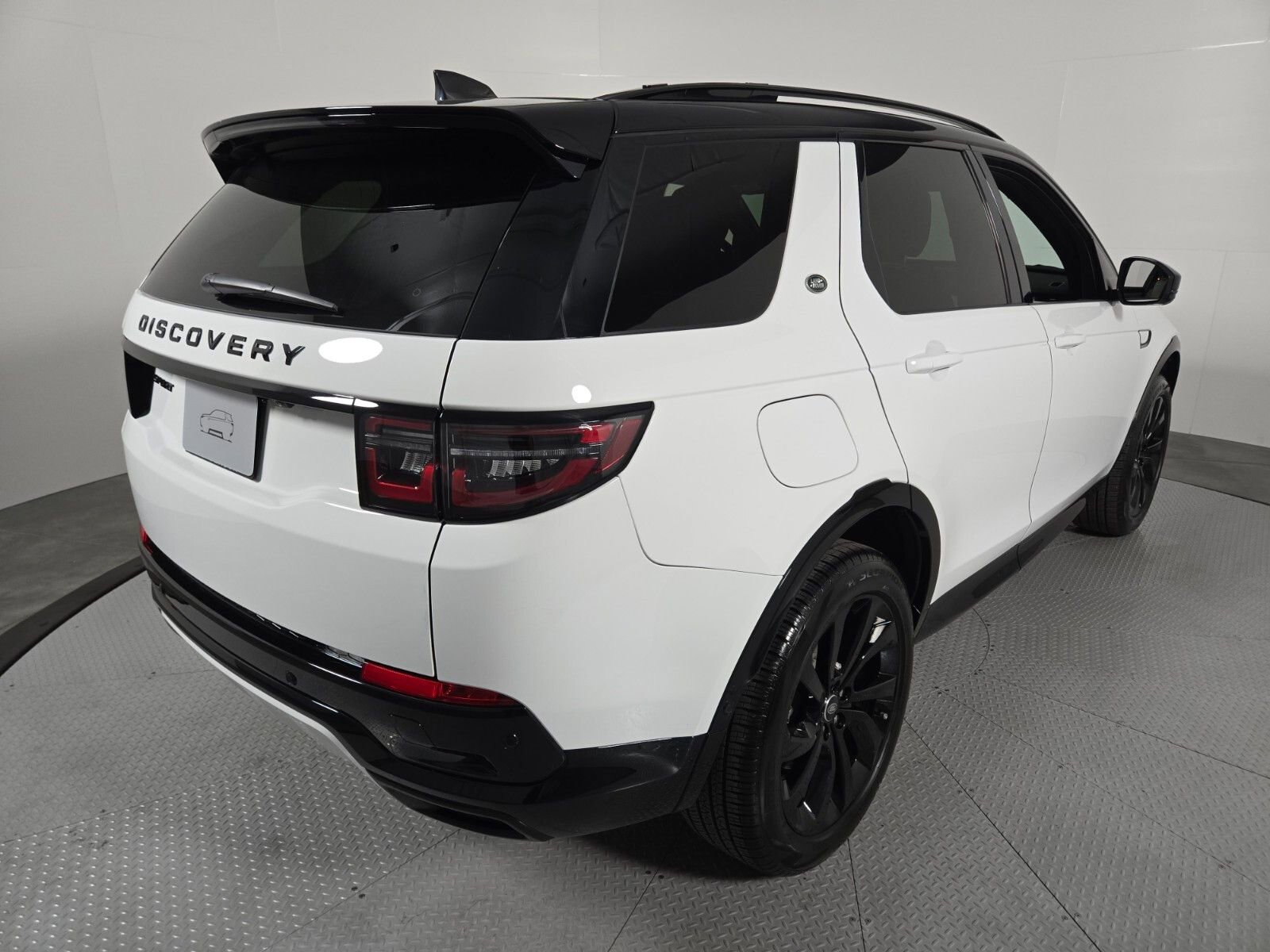 Used 2025 Land Rover Discovery Sport Dynamic SE AWD/4WD image 2
