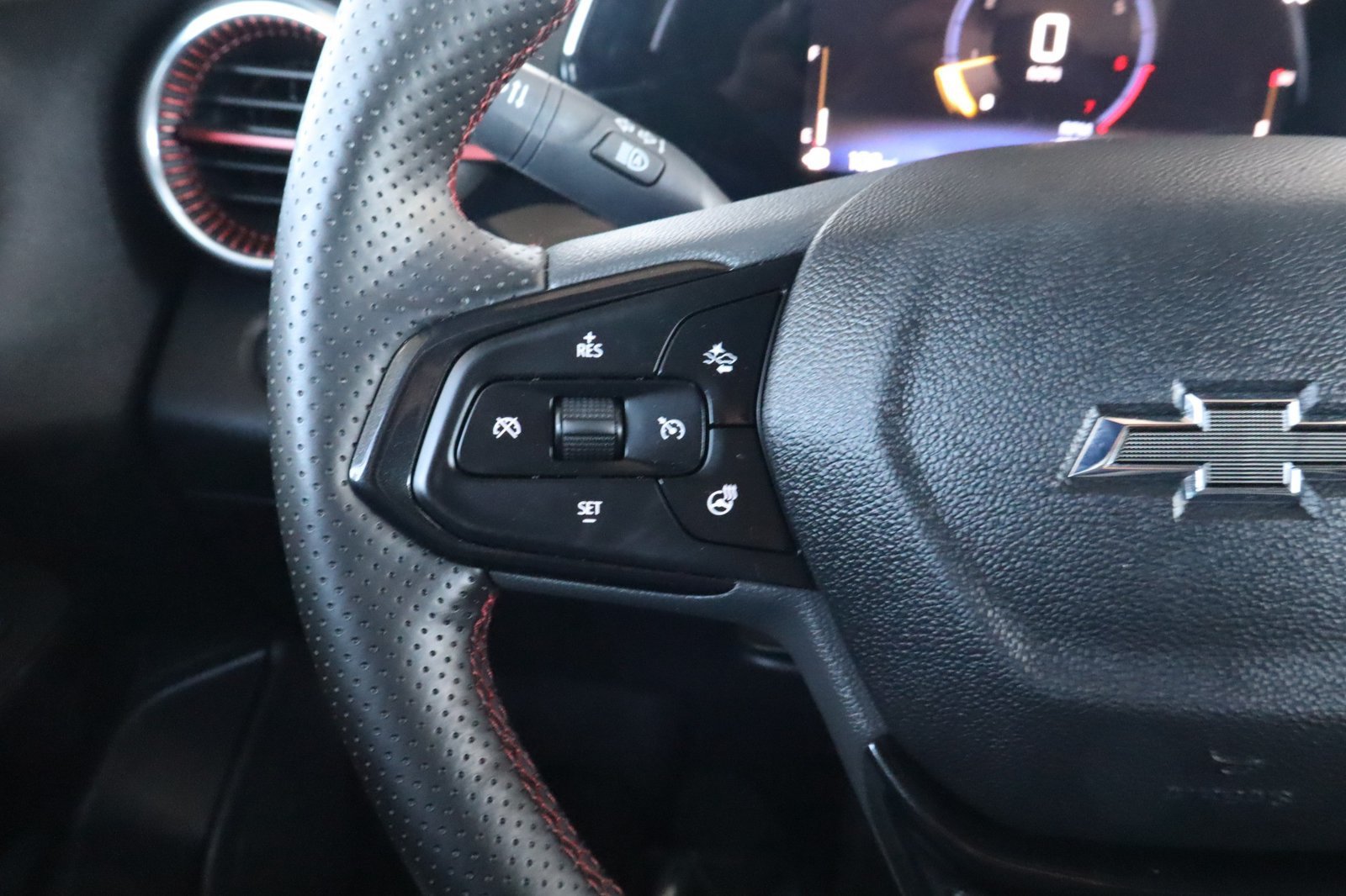 Used 2025 Chevrolet Trax RS w/ Sunroof Package FWD image 24