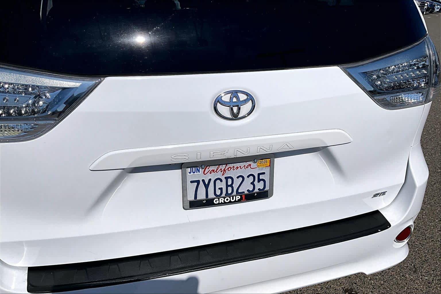 Used 2017 Toyota Sienna SE w/ SE Preferred Package FWD image 9