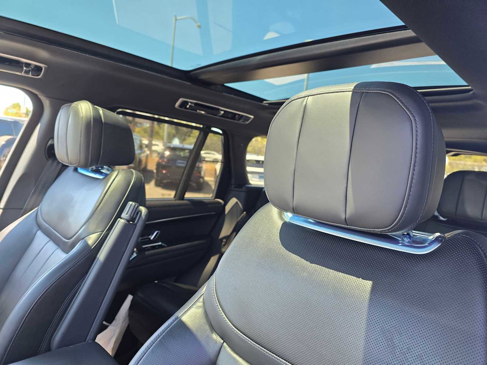 New 2025 Land Rover Range Rover SE image 26