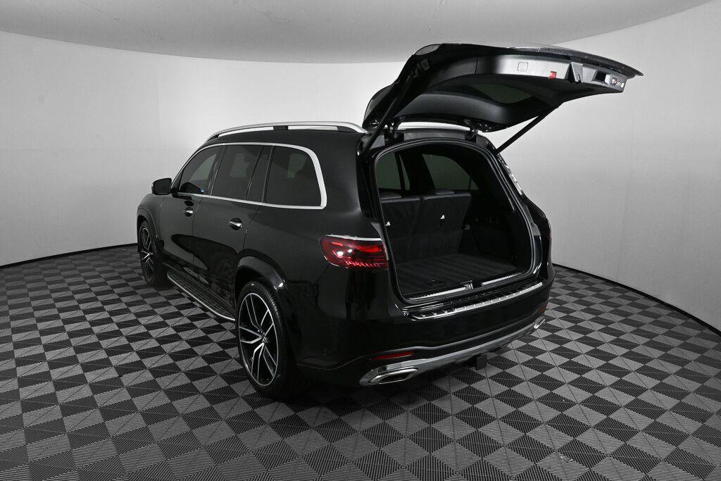 Used 2025 Mercedes-Benz GLS 580 4MATIC image 32