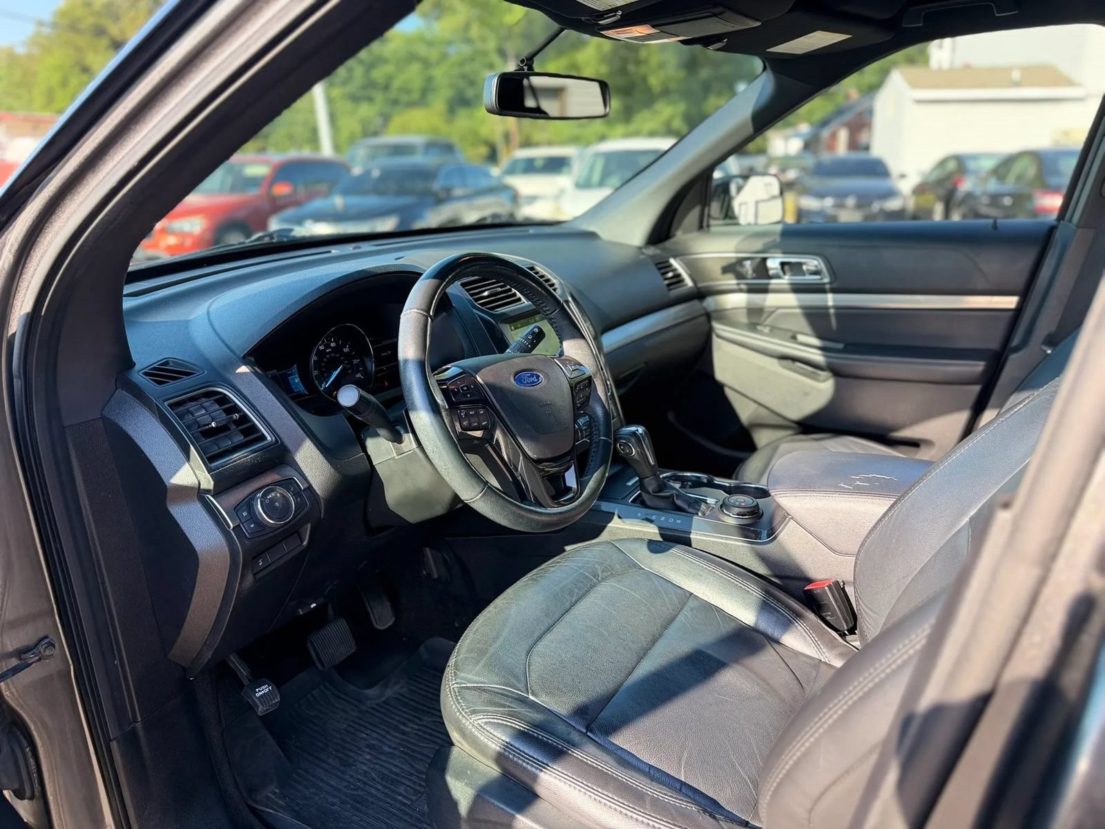 Used 2018 Ford Explorer XLT w/ Equipment Group 202A AWD/4WD image 16