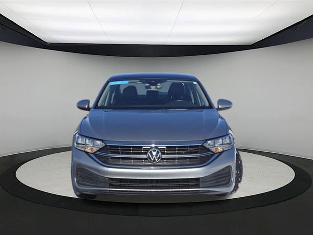 Used 2024 Volkswagen Jetta SE image 2