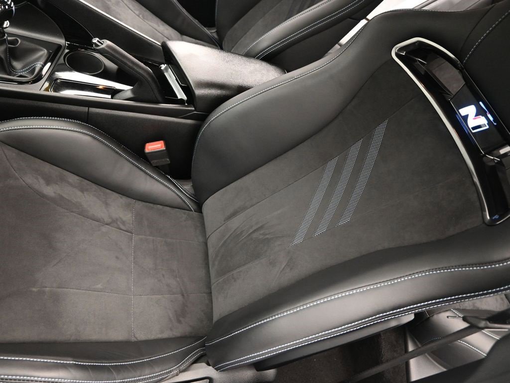 Used 2025 Hyundai Elantra N Base image 9