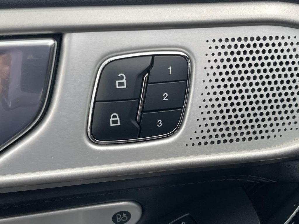 Used 2021 Ford Explorer Platinum w/ Premium Technology Package RWD image 32