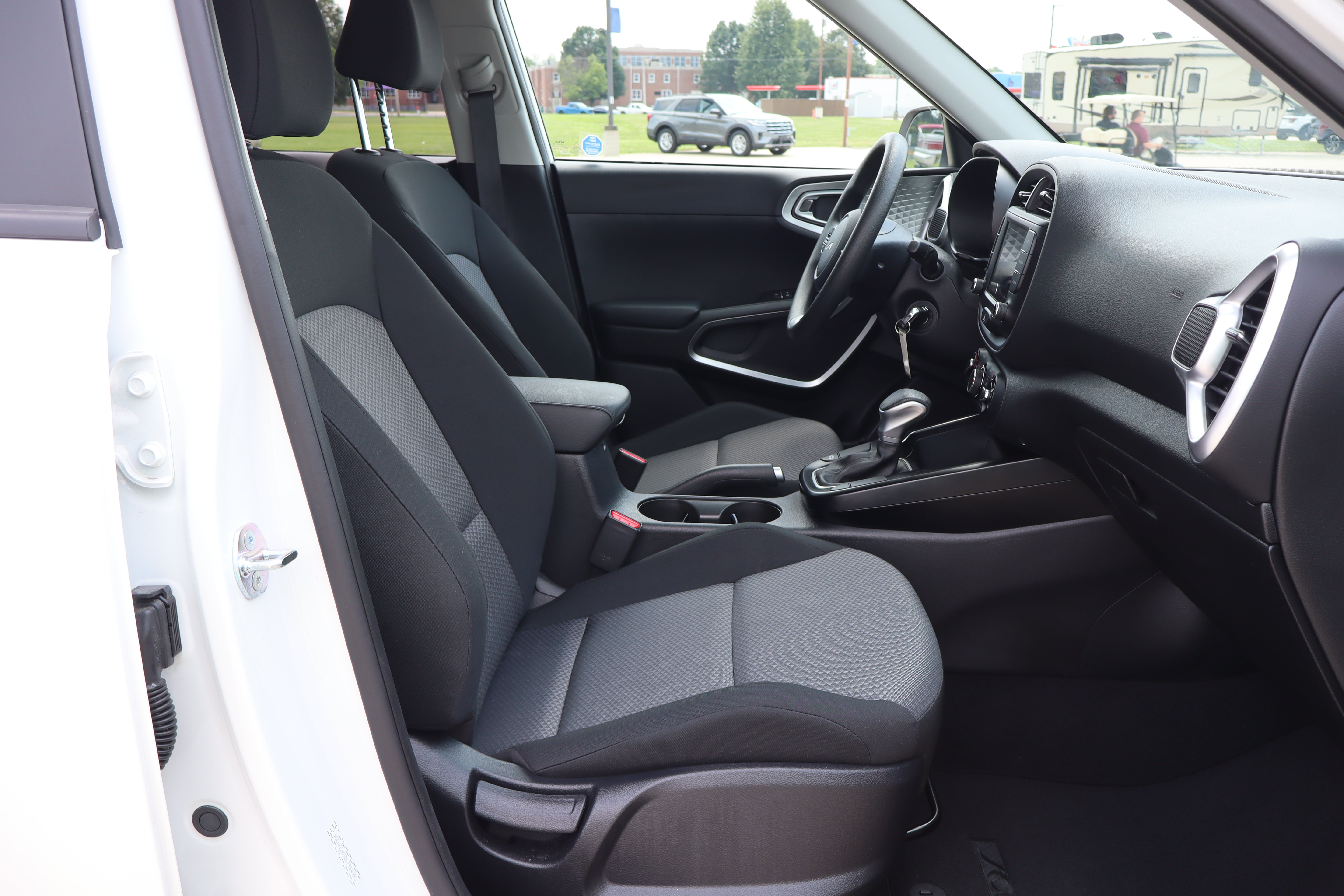 Used 2025 Kia Soul LX w/ LX Technology Package FWD image 12