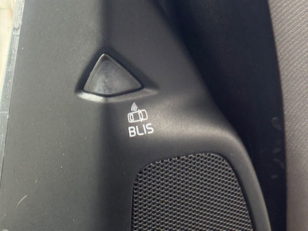 Used 2018 Volvo V60 T5 Dynamic w/ Vision Package image 9