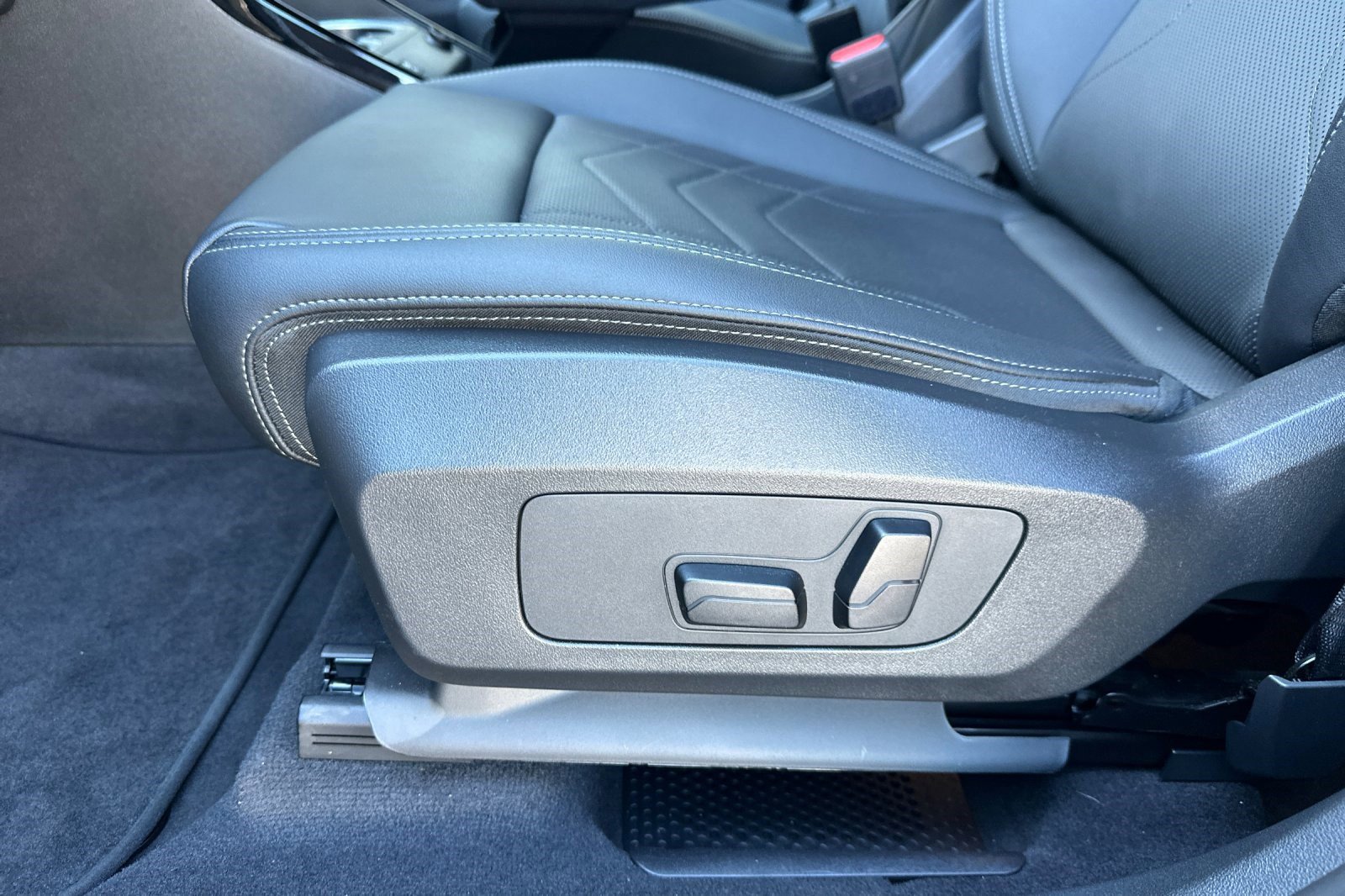 Used 2025 BMW X1 xDrive28i w/ Technology Package image 14