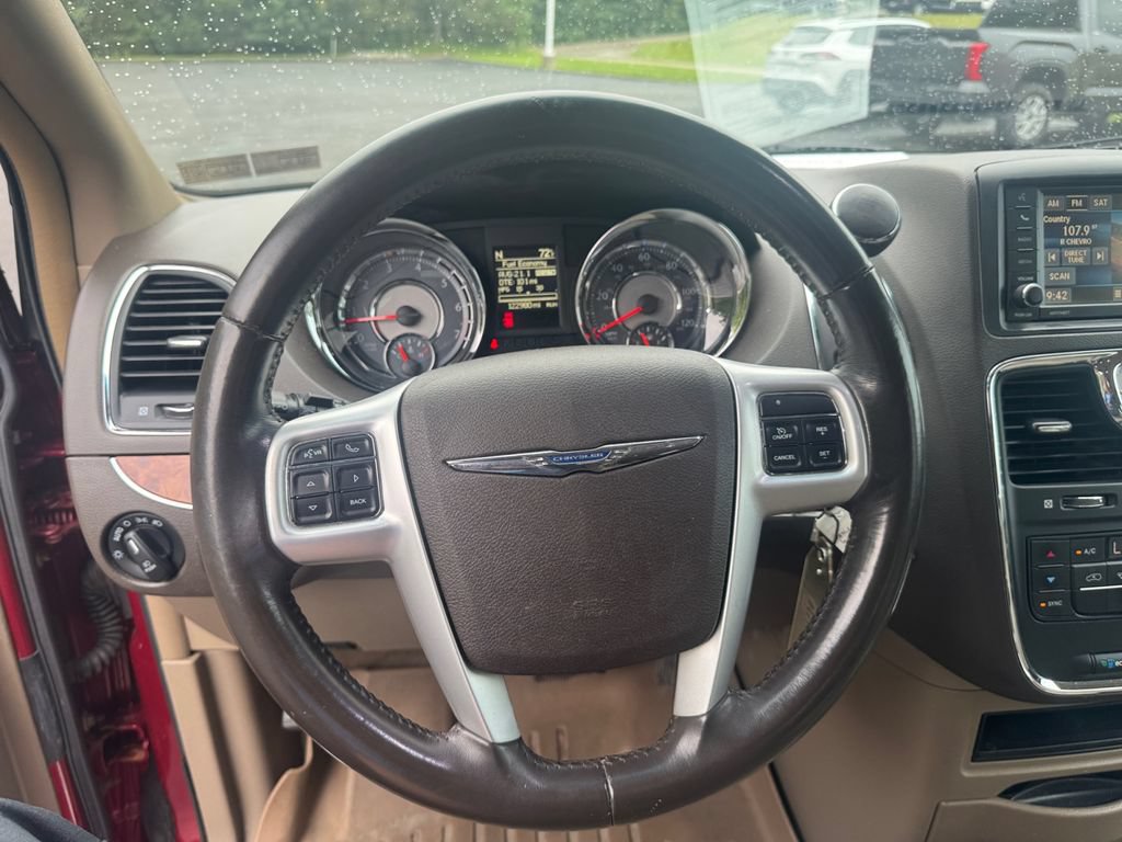 Used 2016 Chrysler Town & Country Touring FWD image 15