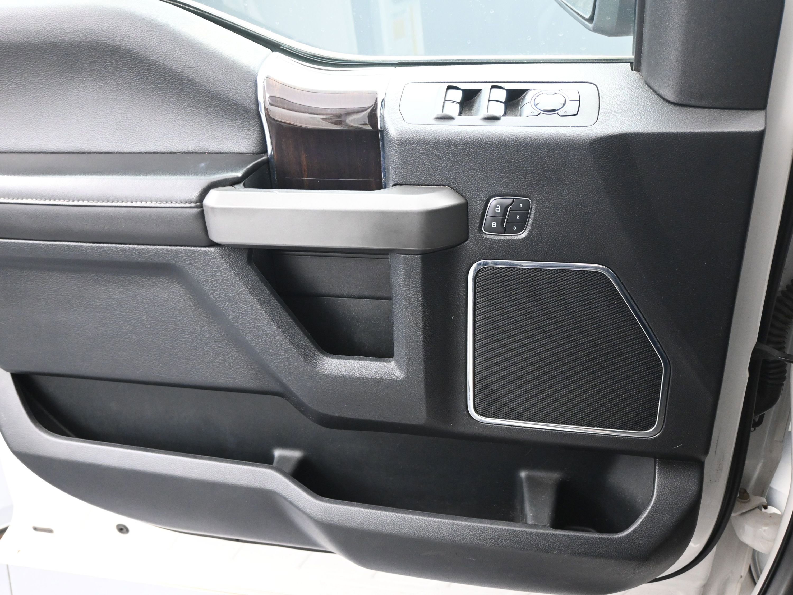 Used 2015 Ford F150 Platinum w/ Equipment Group 701A Luxury image 21