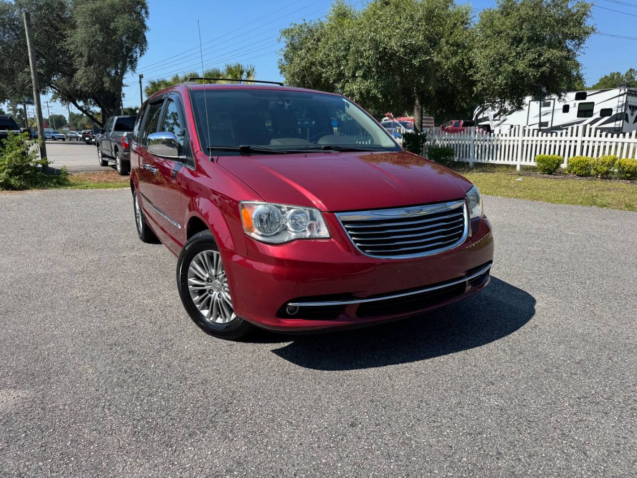 Used 2013 Chrysler Town & Country Touring-L w/ Entertainment Group #2 FWD image 38