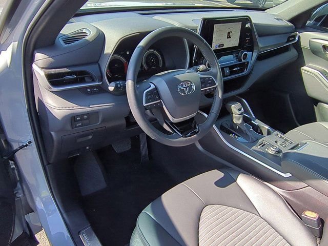 Certified 2025 Toyota Highlander XSE image 9